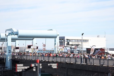 041026 - 2026 Cardiff Half Marathon - Runners and Spectators at Cardiff Bay Barrage 