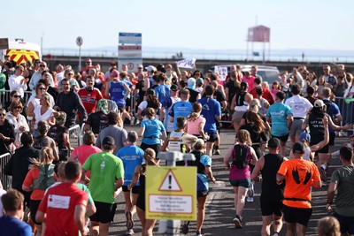 041026 - 2026 Cardiff Half Marathon - Runners and Spectators at Cardiff Bay Barrage 