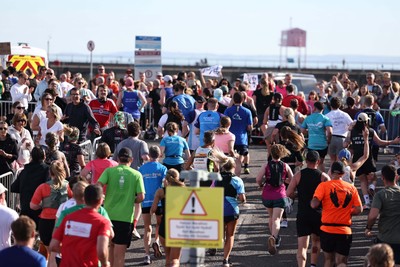 041026 - 2026 Cardiff Half Marathon - Runners and Spectators at Cardiff Bay Barrage 