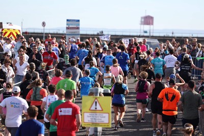 041026 - 2026 Cardiff Half Marathon - Runners and Spectators at Cardiff Bay Barrage 
