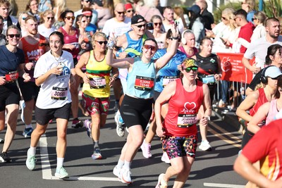 041026 - 2026 Cardiff Half Marathon - Runners and Spectators at Cardiff Bay Barrage 
