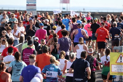 041026 - 2026 Cardiff Half Marathon - Runners and Spectators at Cardiff Bay Barrage 