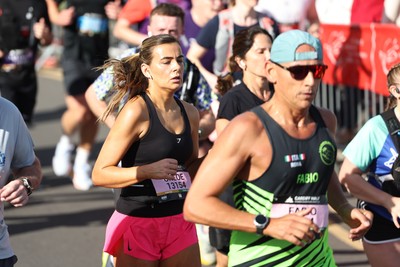 041026 - 2026 Cardiff Half Marathon - Runners and Spectators at Cardiff Bay Barrage 