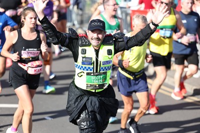 041026 - 2026 Cardiff Half Marathon - Runners and Spectators at Cardiff Bay Barrage 