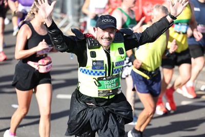 041026 - 2026 Cardiff Half Marathon - Runners and Spectators at Cardiff Bay Barrage 