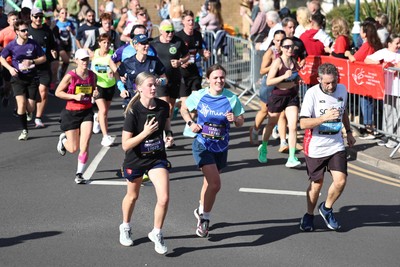 041026 - 2026 Cardiff Half Marathon - Runners and Spectators at Cardiff Bay Barrage 