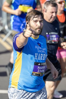 041026 - 2026 Cardiff Half Marathon - Runners and Spectators at Cardiff Bay Barrage 