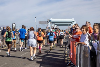 041026 - 2026 Cardiff Half Marathon - Runners and Spectators at Cardiff Bay Barrage 