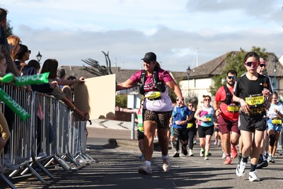 041026 - 2026 Cardiff Half Marathon - Runners and Spectators at Cardiff Bay Barrage 