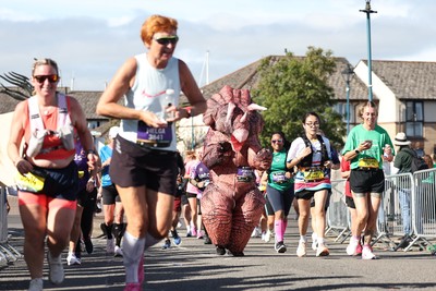 041026 - 2026 Cardiff Half Marathon - Runners and Spectators at Cardiff Bay Barrage 