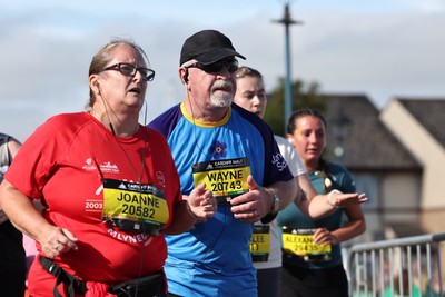 041026 - 2026 Cardiff Half Marathon - Runners and Spectators at Cardiff Bay Barrage 