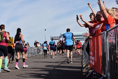 041026 - 2026 Cardiff Half Marathon - Runners and Spectators at Cardiff Bay Barrage 