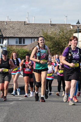 041026 - 2026 Cardiff Half Marathon - Runners and Spectators at Cardiff Bay Barrage 