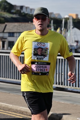 041026 - 2026 Cardiff Half Marathon - Runners and Spectators at Cardiff Bay Barrage 