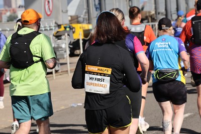 041026 - 2026 Cardiff Half Marathon - Runners and Spectators at Cardiff Bay Barrage 