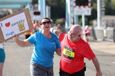 041026 - 2026 Cardiff Half Marathon - Runners and Spectators at Cardiff Bay Barrage 