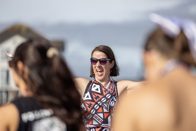 041026 - 2026 Cardiff Half Marathon - Runners and Spectators at Cardiff Bay Barrage 