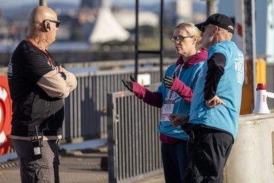 041026 - 2026 Cardiff Half Marathon - Runners and Spectators at Cardiff Bay Barrage 