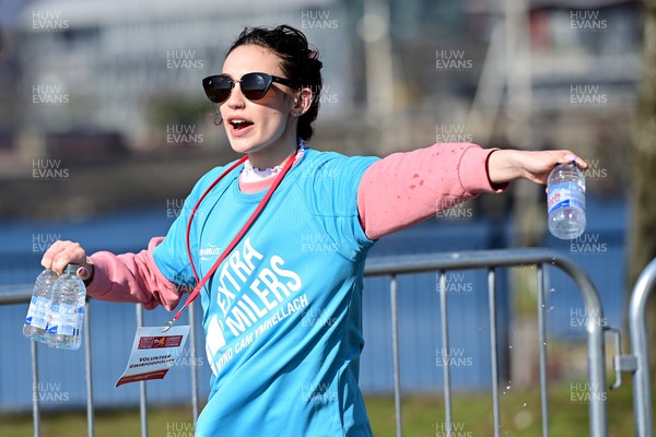 270322 - Cardiff University Cardiff Half Marathon - Volunteer handing out water