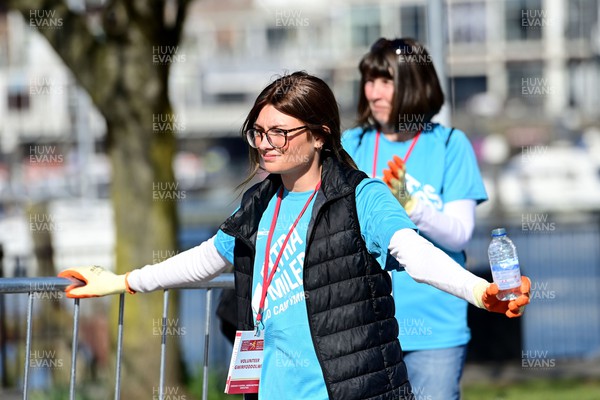 270322 - Cardiff University Cardiff Half Marathon - Volunteers in Cardiff Bay
