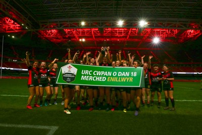 061225 - Cardiff Quins v Gwylliad Meirionnydd - WRU Girls U18 Hub Final - Gwylliad Meirionnydd celebrate winning the trophy