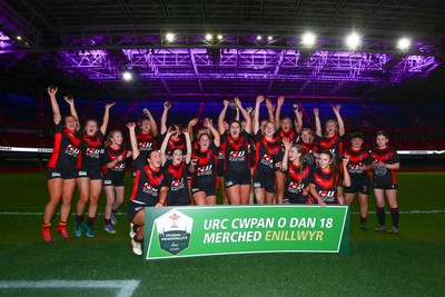 061225 - Cardiff Quins v Gwylliad Meirionnydd - WRU Girls U18 Hub Final - Gwylliad Meirionnydd celebrate winning the trophy