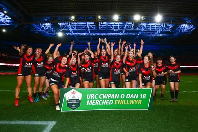 061225 - Cardiff Quins v Gwylliad Meirionnydd - WRU Girls U18 Hub Final - Gwylliad Meirionnydd celebrate winning the trophy