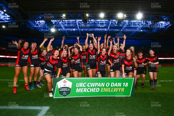 061225 - Cardiff Quins v Gwylliad Meirionnydd - WRU Girls U18 Hub Final - Gwylliad Meirionnydd celebrate winning the trophy
