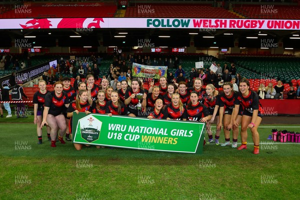 061225 - Cardiff Quins v Gwylliad Meirionnydd - WRU Girls U18 Hub Final - Gwylliad Meirionnydd celebrate winning the trophy
