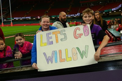 061225 - Cardiff Quins v Nelson Belles - WRU Girls U16 Hub Final - Supporters prepare for the game