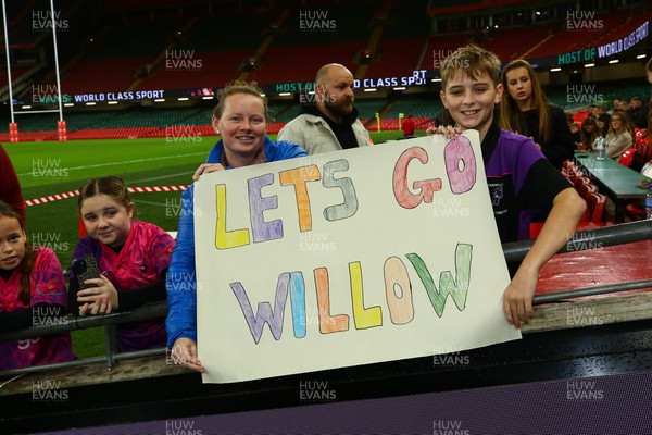 061225 - Cardiff Quins v Nelson Belles - WRU Girls U16 Hub Final - Supporters prepare for the game