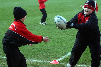 180203 - Cardiff RFC Kids Coaching - Practicing passing