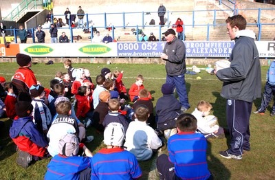 180203 - Cardiff RFC Kids Coaching - Six and seven year olds listen to advice