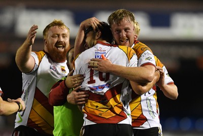 180925 - Cardiff RFC v Carmarthen Quins - Super Rygbi Cymru - Elis Price of Carmarthen celebrates with team mates at full time after kicking the winning conversion
