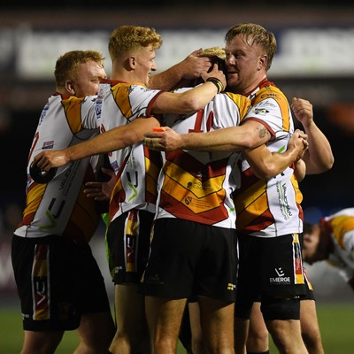180925 - Cardiff RFC v Carmarthen Quins - Super Rygbi Cymru - Elis Price of Carmarthen celebrates with team mates at full time after kicking the winning conversion