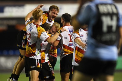 180925 - Cardiff RFC v Carmarthen Quins - Super Rygbi Cymru - Elis Price of Carmarthen celebrates with team mates at full time after kicking the winning conversion