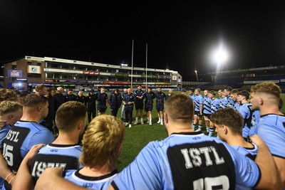 180925 - Cardiff RFC v Carmarthen Quins - Super Rygbi Cymru - Cardiff huddle at full time