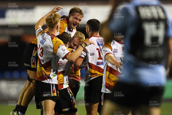 180925 - Cardiff RFC v Carmarthen Quins - Super Rygbi Cymru - Elis Price of Carmarthen celebrates with team mates at full time after kicking the winning conversion