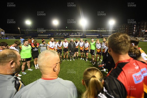 180925 - Cardiff RFC v Carmarthen Quins - Super Rygbi Cymru - Carmarthan huddle at full time