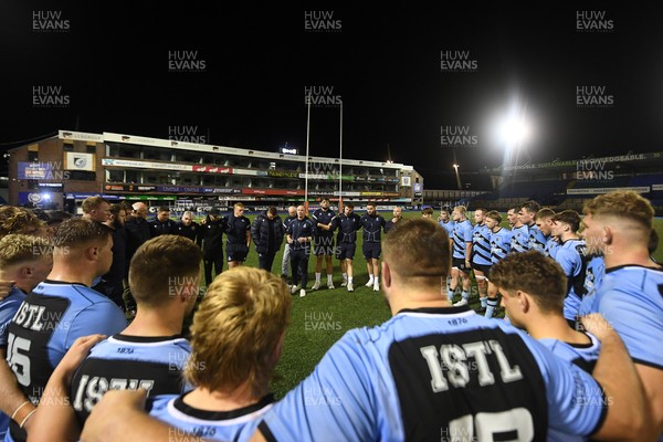 180925 - Cardiff RFC v Carmarthen Quins - Super Rygbi Cymru - Cardiff huddle at full time
