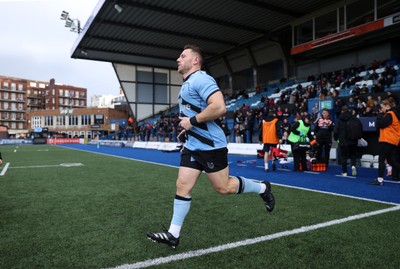 011125 - Cardiff RFC v Llandovery RFC - Super Rygbi Cymru - Alun Rees of Cardiff runs out on his 100th cap
