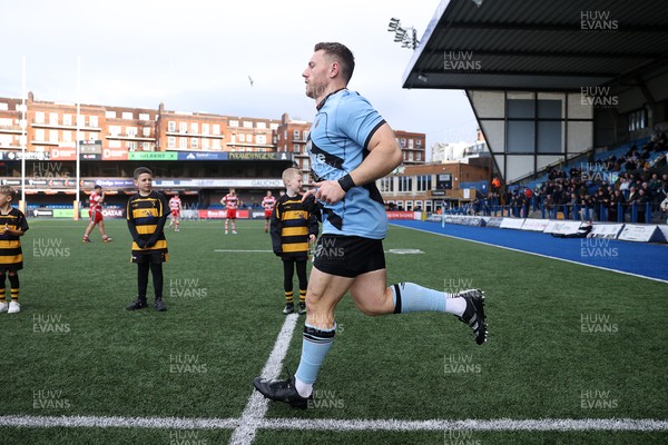 011125 - Cardiff RFC v Llandovery RFC - Super Rygbi Cymru - Alun Rees of Cardiff runs out on his 100th cap