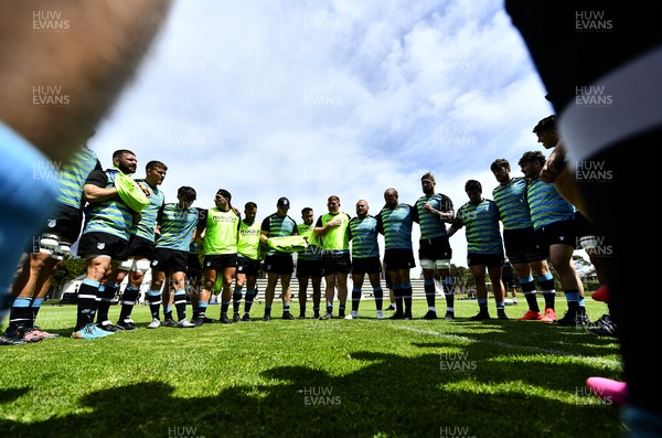 231121 - Cardiff Rugby Training - Cardiff team huddle during training