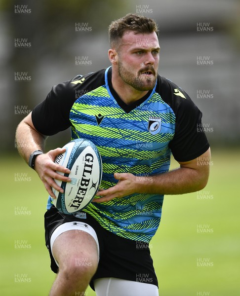 231121 - Cardiff Rugby Training - Owen Lane during training