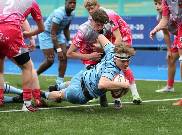 250821 - Cardiff Rugby U17s v Dragons Red U17s - Owen Conquer of Cardiff Rugby dives over to score the opening try