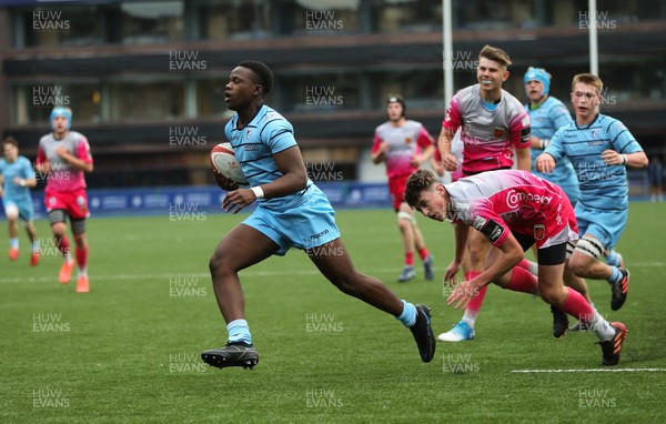 250821 - Cardiff Rugby U17s v Dragons Red U17s - Dan Nzamba of Cardiff Rugby races in to score try
