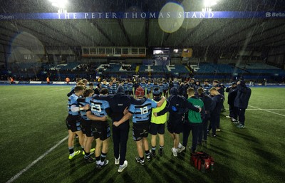 110126 - Cardiff Rugby U18s v Ospreys U18, WRU U18 Regional Age Grade Championship -  Cardiff players huddle up at the end of the match