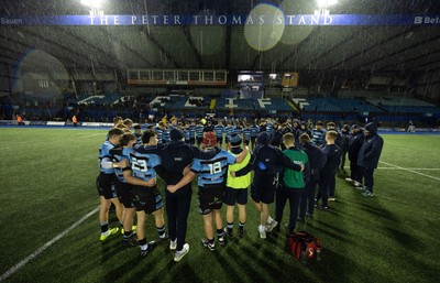 110126 - Cardiff Rugby U18s v Ospreys U18, WRU U18 Regional Age Grade Championship -  Cardiff players huddle up at the end of the match