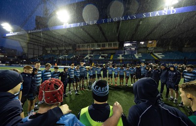 110126 - Cardiff Rugby U18s v Ospreys U18, WRU U18 Regional Age Grade Championship -  Cardiff players huddle up at the end of the match