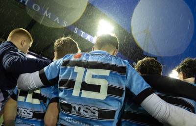 110126 - Cardiff Rugby U18s v Ospreys U18, WRU U18 Regional Age Grade Championship -  Cardiff players huddle up at the end of the match